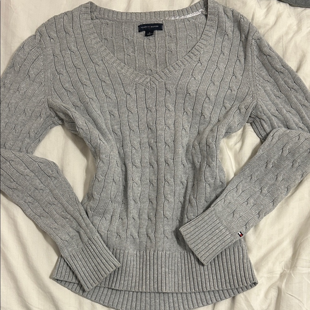 Tommy Hilfiger Women's Light Gray V-Neck Sweater
